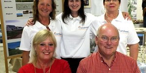 Voor sit rdl Dudley Coetzee saam met sy eggenote, Shirley. Agter vlnr staan Caron Lee, Brenda du Toit en Glenda Kitley.